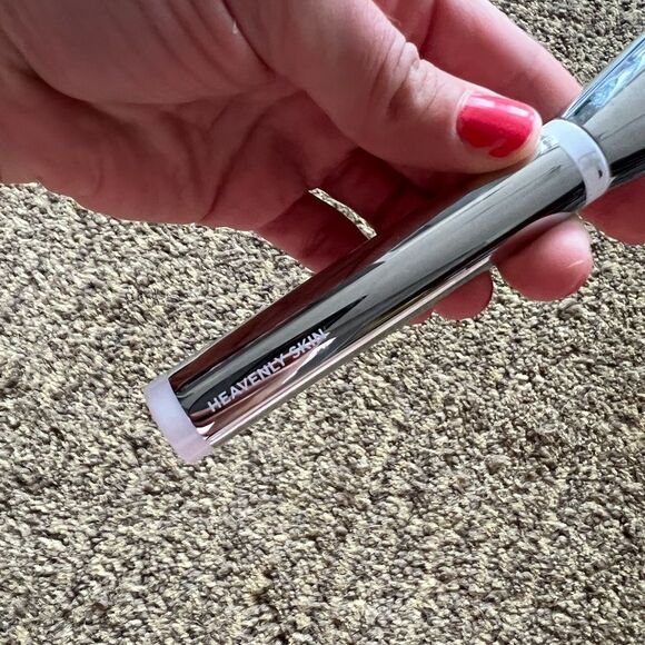 It cosmetics Skin Smoothing Complexion Brush - Picture 2 of 8